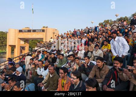 Indien, Punjab State, Wagah Grenzposten, nahe Atari Stadt, Indo-Pakistan Grenze, unruhige Menge, festliche Atmosphäre während einer kriegerischen Zeremonie, patriotische Lieder und Applaus Stockfoto