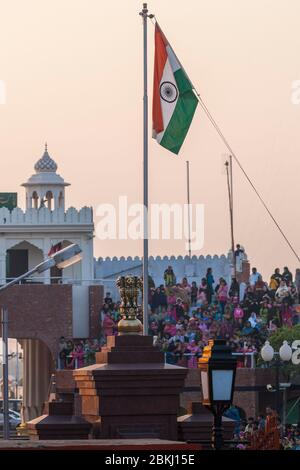 Indien, Punjab State, Wagah Grenzposten, nahe Atari Stadt, indo-pakistanische Grenze, Soldaten senken die indische Flagge und Pakistan im Hintergrund, festliche Atmosphäre während einer Kriegszeremonie, patriotische Lieder und Applaus Stockfoto