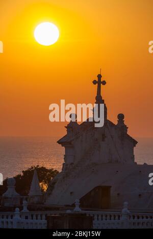 Indien, Daman und Diu Territory, Diu District, Sonnenaufgang über der Kirche des heiligen Franziskus von Assisi, die 1593 erbaut und in ein Krankenhaus umgewandelt wurde Stockfoto