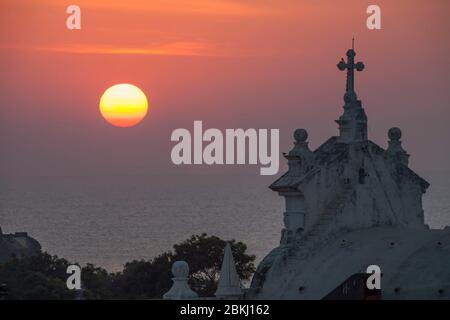 Indien, Daman und Diu Territory, Diu District, Sonnenaufgang über der Kirche des heiligen Franziskus von Assisi, die 1593 erbaut und in ein Krankenhaus umgewandelt wurde Stockfoto
