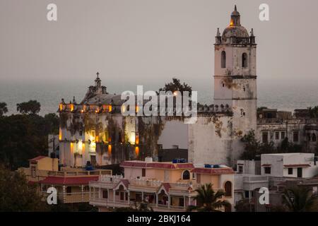 Indien, Daman und Diu Territory, Diu District, erhöhte Sicht bei Sonnenaufgang auf die Kirche des heiligen Franziskus von Assisi, die 1593 erbaut und in ein Krankenhaus umgewandelt wurde Stockfoto