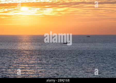 Indien, Daman und Diu Territory, Diu District, Sonnenaufgang über dem Arabischen Meer und Fischerboote Stockfoto