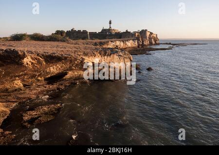 Indien, Daman und Diu-Territorium, Diu-Bezirk, Blick auf die portugiesische Festung, den Leuchtturm und das Arabische Meer Stockfoto