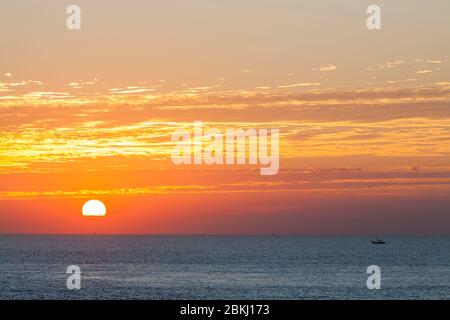Indien, Daman und Diu Territory, Diu District, Sonnenaufgang über dem Arabischen Meer und Fischerboote Stockfoto