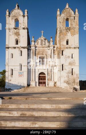 Indien, Daman und Diu Territory, Bezirk von Diu, Fundam Dorf, Kapelle unserer Lieben Frau von Heilmittel, im Jahr 1667 gebaut, sonnige Fassade Stockfoto