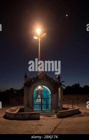 Indien, Daman und Diu Territory, Diu District, beleuchtete Kapelle an einer Kreuzung Stockfoto