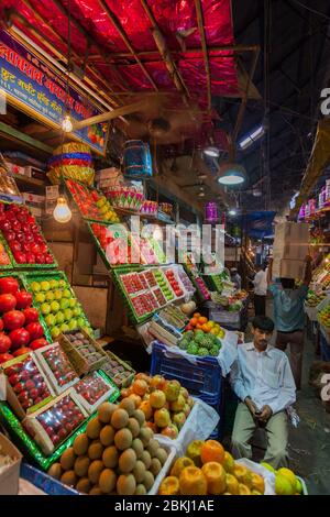 Indien, Maharashtra Staat, Bombay, auch genannt Mumbay, Mahatma Jyotiba Phule Mandai bedeckt Markt, Crawford Markt, Obst und Gemüse Verkäufer Stockfoto