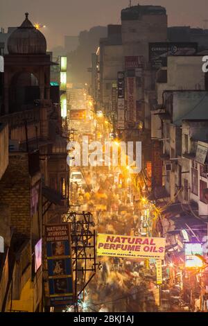 Indien, National Capital Territory von Delhi, Neu Delhi, Paharganj District, Main Bazar Road, erhöhte Aussicht bei Nacht auf der Hauptstraße mit Passanten und Geschäften überfüllt Stockfoto