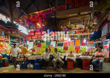 Indien, Maharashtra Staat, Bombay, auch genannt Mumbay, Mahatma Jyotiba Phule Mandai bedeckt Markt, Crawford Markt, Obst und Gemüse Verkäufer Stockfoto