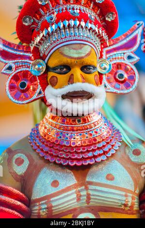 Indien, Kerala Staat, Nähe zu Kannur, Porträt eines Theyyam Charakter, Hindu kulturellen und religiösen Ritus Stockfoto