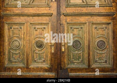 Rumänien, Sibiu Judet, Siebenbürgen, Karpaten, Sibiu, die Altstadt, geschnitzte Tür Stockfoto