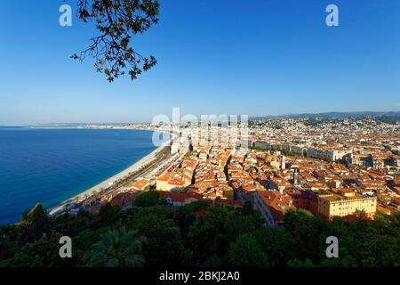 Frankreich, Alpes Maritimes, Nice, die Baie des Anges, der Promenade des Anglais und der Altstadt von Nizza von den Colline du Château Stockfoto