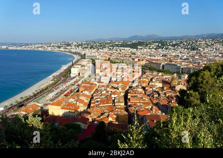 Frankreich, Alpes Maritimes, Nice, die Baie des Anges, der Promenade des Anglais und der Altstadt von Nizza von den Colline du Château Stockfoto