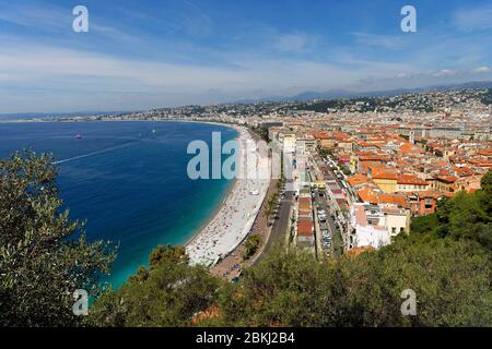 Frankreich, Alpes Maritimes, Nice, die Baie des Anges, der Promenade des Anglais und der Altstadt von Nizza von den Colline du Château Stockfoto