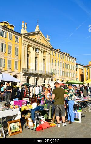 Frankreich, Alpes Maritimes, Nizza, Altstadt, Place Garibaldi, Flohmarkt, der jeden dritten Samstag des Monats stattfindet, die Kapelle des Heiligen Grabes im Hintergrund Stockfoto