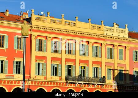 Frankreich, Alpes-Maritimes, Nizza, Altstadt, Place Massena und hockende Statuen des Werkes namens '' Gespräch in Nizza '' von katalanischen Künstler Jaume Plensa Stockfoto