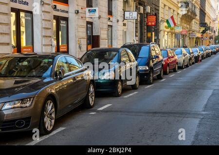 Innenstadt von Budapest (Pest) - Reflexionen in geparkten Autos, Budapest, Zentralungarn, Ungarn Stockfoto