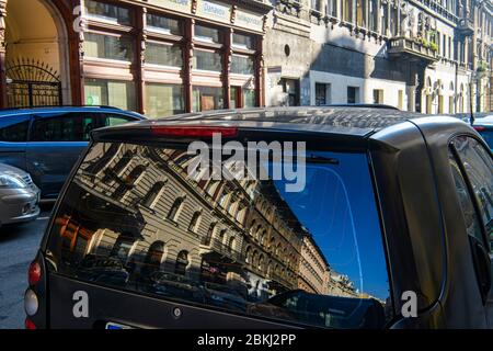 Innenstadt von Budapest (Pest) - Reflexionen in geparkten Autos, Budapest, Zentralungarn, Ungarn Stockfoto