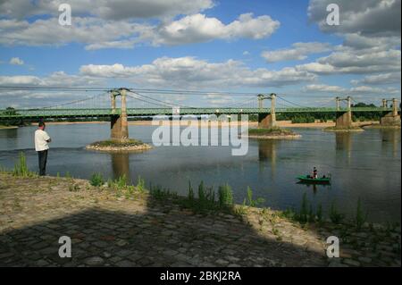 Frankreich, Maine et Loire, Loire-Tal als Weltkulturerbe der UNESCO, Ingrandes sur Loire, Fischer am Fuße der Brücke Stockfoto