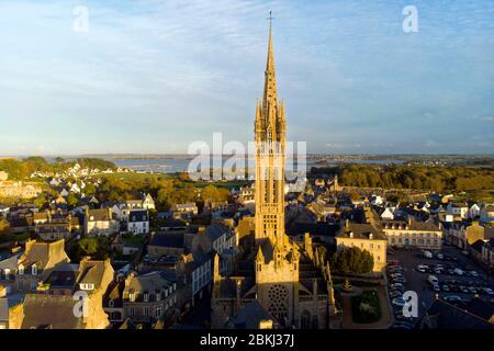 Frankreich, Finistere, Saint Pol de Léon, Notre-Dame-du-Kreisker Kapelle mit einem gotischen Glockenturm mit dem höchsten Turm der Bretagne mit 78 m (Luftaufnahme) Stockfoto