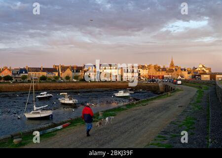 Frankreich, Finistere, Roscoff, Hafen bei Ebbe mit dem Clocktower (1701) von Notre-Dame de Croaz Batz Kirche Stockfoto