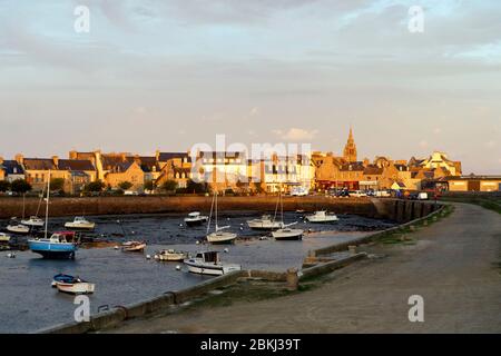 Frankreich, Finistere, Roscoff, Hafen bei Ebbe mit dem Clocktower (1701) von Notre-Dame de Croaz Batz Kirche Stockfoto