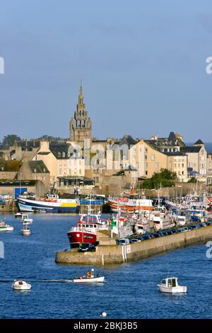 Frankreich, Finistere, Roscoff, Hafen mit der Uhrturm (1701) von Notre-Dame de Croaz Batz Kirche Stockfoto