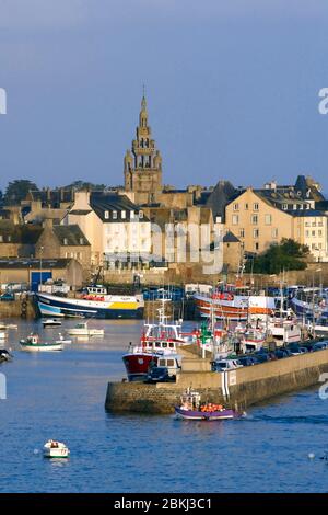 Frankreich, Finistere, Roscoff, Hafen mit der Uhrturm (1701) von Notre-Dame de Croaz Batz Kirche Stockfoto