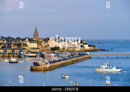 Frankreich, Finistere, Roscoff, Hafen mit der Uhrturm (1701) von Notre-Dame de Croaz Batz Kirche Stockfoto