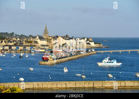 Frankreich, Finistere, Roscoff, Hafen mit der Uhrturm (1701) von Notre-Dame de Croaz Batz Kirche Stockfoto