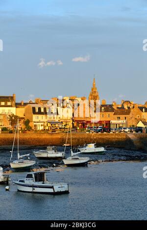 Frankreich, Finistere, Roscoff, Hafen bei Ebbe mit dem Clocktower (1701) von Notre-Dame de Croaz Batz Kirche Stockfoto