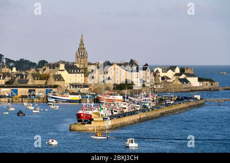 Frankreich, Finistere, Roscoff, Hafen mit der Uhrturm (1701) von Notre-Dame de Croaz Batz Kirche Stockfoto