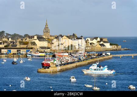 Frankreich, Finistere, Roscoff, Hafen mit der Uhrturm (1701) von Notre-Dame de Croaz Batz Kirche Stockfoto