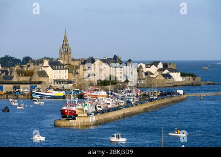 Frankreich, Finistere, Roscoff, Hafen mit der Uhrturm (1701) von Notre-Dame de Croaz Batz Kirche Stockfoto