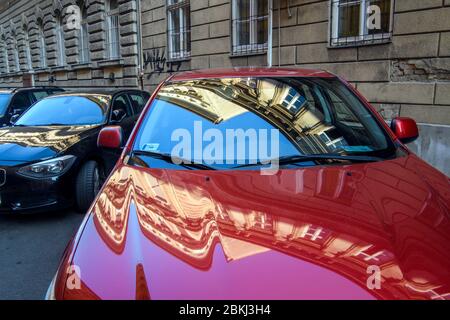 Innenstadt von Budapest (Pest) - Reflexionen in geparkten Autos, Budapest, Zentralungarn, Ungarn Stockfoto