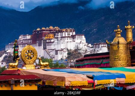 China, Zentraltibet, Ü Tsang, Lhasa, Potala Palast, das von der UNESCO zum Weltkulturerbe erklärt wurde, vom Tempeldach Jokhangs aus gesehen