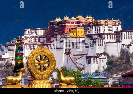 China, Zentraltibet, Ü Tsang, Lhasa, Potala Palast, das von der UNESCO zum Weltkulturerbe erklärt wurde, vom Tempeldach Jokhangs aus gesehen Stockfoto