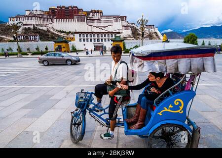 China, Zentraltibet, Ü Tsang, Lhasa, Potala Palast, UNESCO-Weltkulturerbe, Fahrradtaxi-Fahrt vor dem Potala Palast Stockfoto