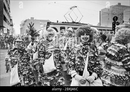 Köln Karnevalsgruppe in Clownkostümen Februar 1979