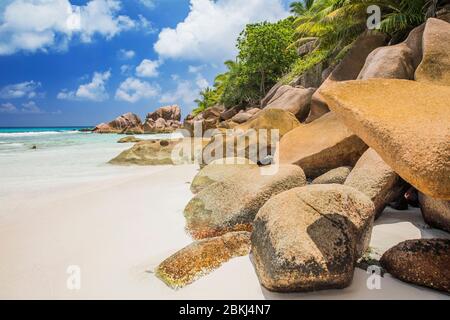 Seychellen, La Digue, Coco Cove, weißer Sandstrand und Granitfelsen Stockfoto