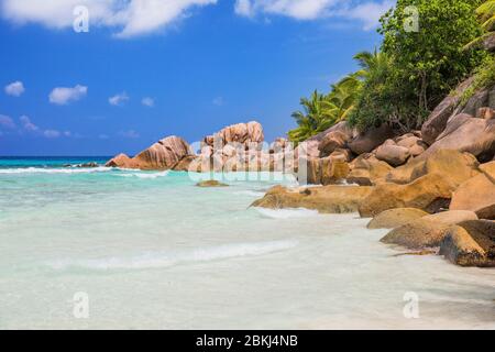 Seychellen, La Digue, Coco Cove, weißer Sandstrand und Granitfelsen Stockfoto