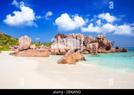 Seychellen, La Digue, Coco Cove, weißer Sandstrand und Granitfelsen Stockfoto