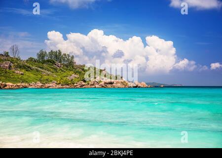 Seychellen, La Digue, Coco Cove, weißer Sandstrand und Granitfelsen Stockfoto