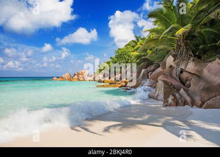 Seychellen, La Digue, Coco Cove, weißer Sandstrand und Granitfelsen Stockfoto