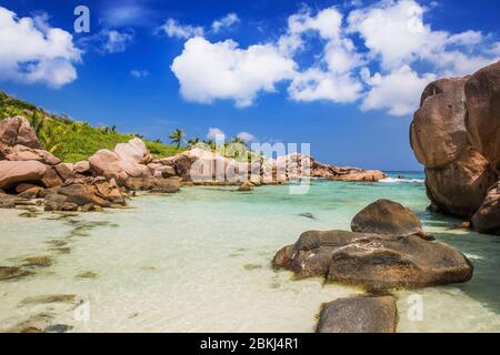 Seychellen, La Digue, Coco Cove, weißer Sandstrand und Granitfelsen Stockfoto