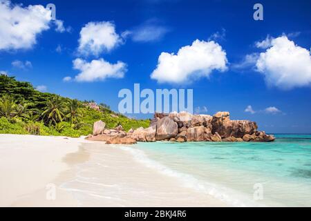 Seychellen, La Digue, Coco Cove, weißer Sandstrand und Granitfelsen Stockfoto