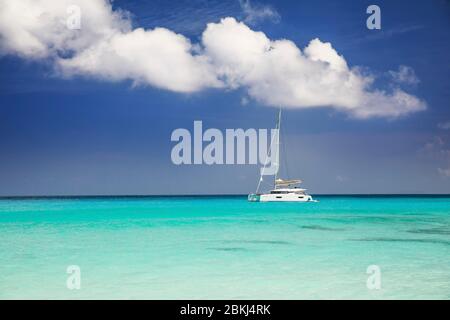 Seychellen, La Digue, Coco Cove, weißer Sandstrand und Granitfelsen Stockfoto