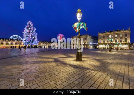 Frankreich, Meurthe et Moselle, Nancy, Stanislas Platz (ehemaliger Königsplatz) erbaut von Stanislas Lescynski, König von Polen und letzter Herzog von Lothringen im 18. Jahrhundert, UNESCO-Weltkulturerbe, Stanislas Statue, Fassaden des Opernhauses, Grand Hotel de la reine, Großes Rad und weihnachtsbaum während der weihnachtszeit Stockfoto