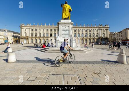 Frankreich, Meurthe et Moselle, Nancy, Stanislas Platz (ehemaliger Königsplatz) erbaut von Stanislas Lescynski, König von Polen und letzter Herzog von Lothringen im 18. Jahrhundert, als Weltkulturerbe der UNESCO, Fassade des Rathauses, Statue von Stanislas mit dem gelben Trikot der Tour de France Stockfoto