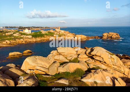 Frankreich, Cotes d'Armor, Perros Guirec, Ploumanac'h, rosa Granitküste (cote de Granit Rose), pointe de Squewel, auf dem Zollpfad oder Wanderweg GR 34, Ploumanac'h oder Mean Ruz Leuchtturm (Luftaufnahme) Stockfoto